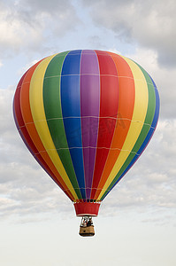 漂浮的热气球摄影照片_漂浮在云端的热气球