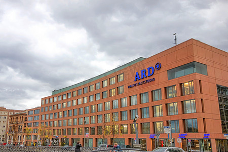 Jacob-Kaiser-Haus（最大的国会大厦）和 ARD Hauptstadtstudio（公共部门电视广播公司）