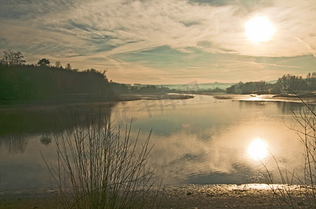 棕色闪光摄影照片_清晨阳光下的湖
