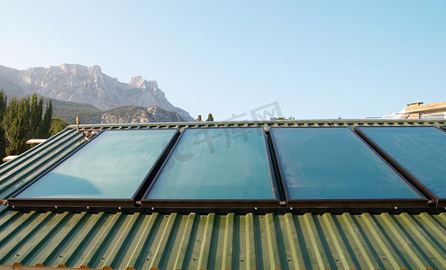 吉利ogo摄影照片_屋顶上的太阳能电池板 (geliosystem)。