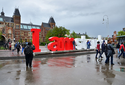荷兰阿姆斯特丹 — 2015 年 5 月 6 日：游客们在国立博物馆的著名标志“我阿姆斯特丹”