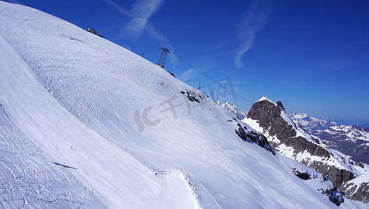 雪山铁力士山和缆车的角度视图