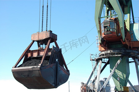 码头货物起重机在河港科雷马装载煤炭