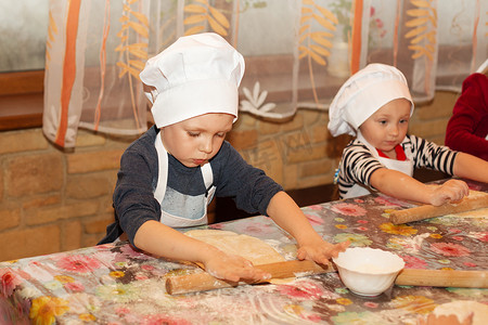 儿童烹饪意大利比萨大师班。
