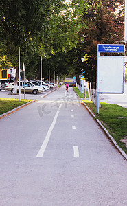 行人和自行车摄影照片_人行道和自行车道。