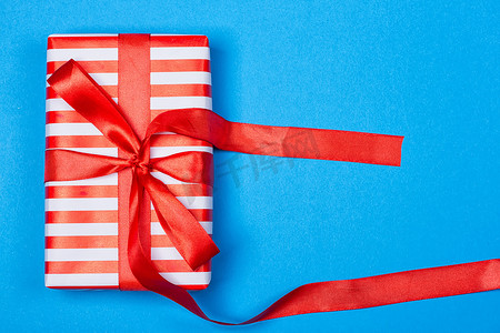 包装礼品摄影照片_带丝带的红白包装礼品