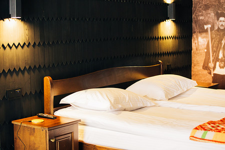 现代客房摄影照片_现代酒店客房的木床。