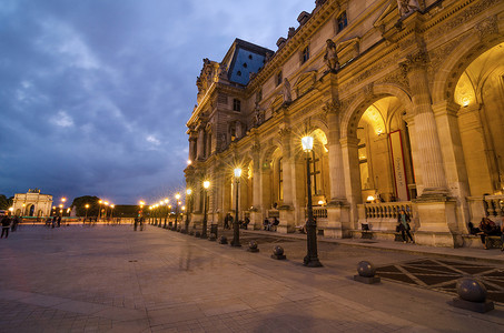 法国巴黎 — 2015 年 5 月 14 日：黄昏时分参观巴黎卢浮宫的游客