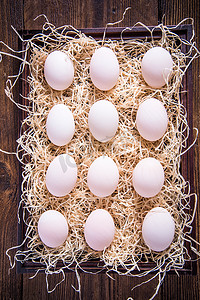 木箱中十几个农场新鲜鸡蛋