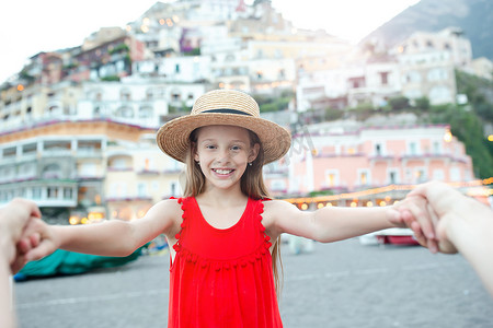 意大利波西塔诺镇温暖阳光明媚的夏日可爱的小女孩
