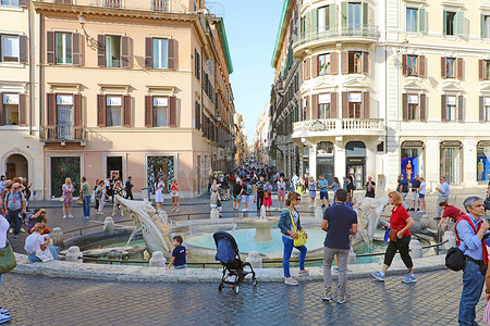 意大利罗马- 2019年9月16日：丑陋的船（Barcaccia）喷泉和游客在意大利罗马的西班牙广场和Via dei Condotti街。