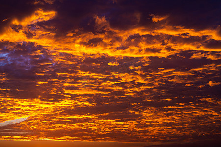 太阳燃烧摄影照片_天空中燃烧的夕阳的颜色