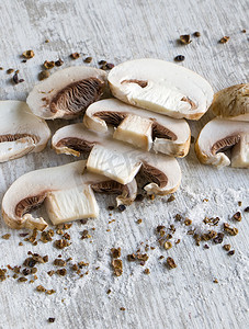 在白色桌上的蘑菇真菌、意粉和种类。