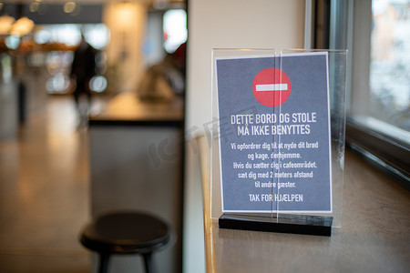 咖啡馆里的电晕病毒警告标志