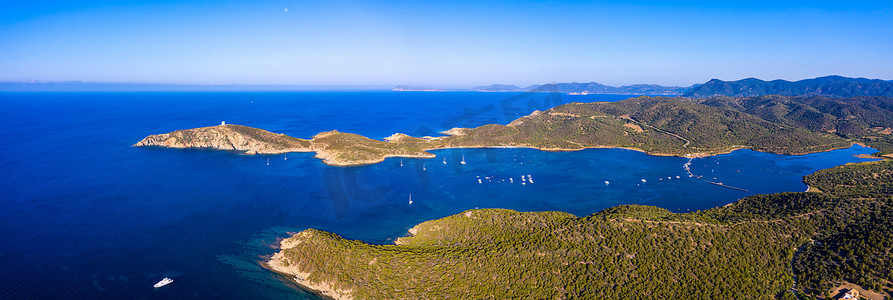 在意大利撒丁岛 (Sardegna) 的维拉西缪斯 (Villasimius)，可以欣赏到沙滩、游艇和蔚蓝海水的全景。