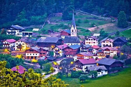Tisens 空中夜景风景如画的高山村庄
