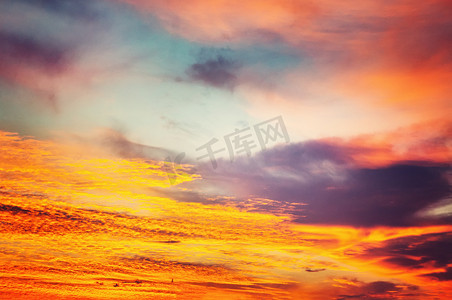 金色光效框摄影照片_日落/日出与云彩和光效