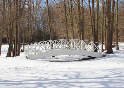 在多雪的结冰的水的木白色桥梁
