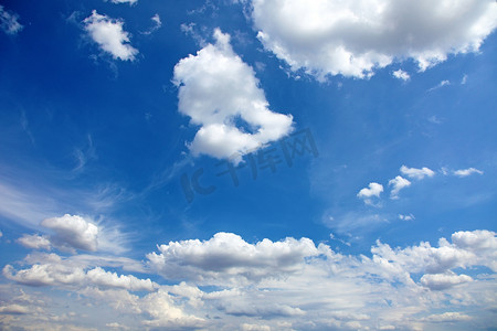 与云彩的美丽的蓝色夏天天空作为背景或背景。