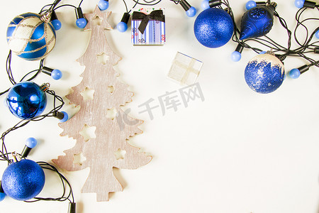 圣诞快乐，2021年新年快乐，蓝色背景、树、玩具、礼盒和花环