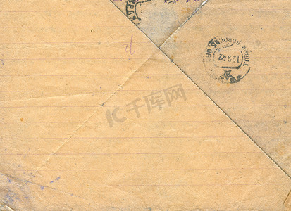 带有邮票的复古内衬脏黄色邮政纸。