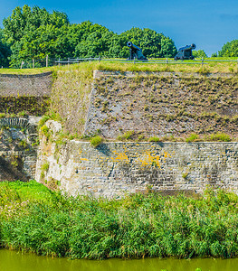 有大炮的巨大的老石防御墙
