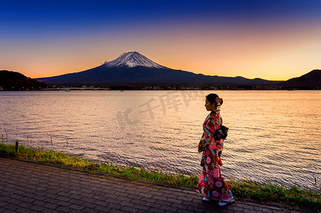 连衣裙亚洲女性摄影照片_在富士山穿着日本传统和服的亚洲女性。