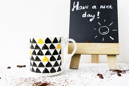 咖啡豆，杯子，黑板上的文字和字母，工作室拍摄，白色背景