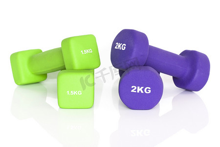 绿色和紫色健身哑铃