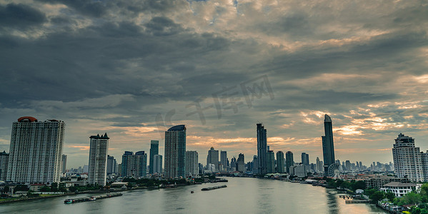 清晨，泰国曼谷河边现代建筑的城市景观，橙色的日出天空和云彩。