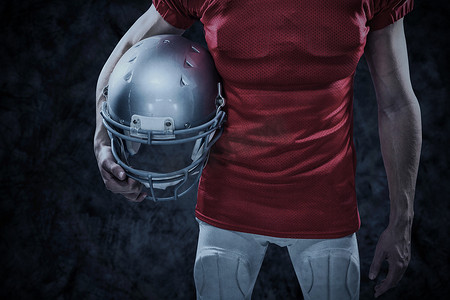 美式足球运动员将头盔放在一边的合成图像