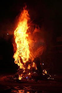 焚烧摄影照片_法利亚斯节在西班牙巴伦西亚举行大火焚烧人物