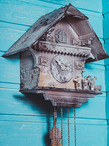 木制背景上的老式布谷鸟钟。
