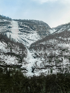 挪威美丽风景中的冰冻瀑布和冰柱。