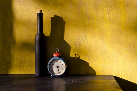 黑色瓶子和旧时钟的 stiil-life