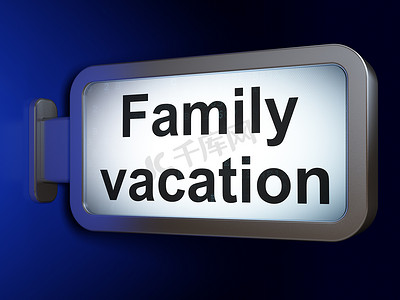 旅游概念： 广告牌背景上的家庭度假