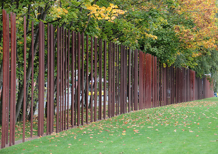 边境围栏摄影照片_柏林墙纪念德国，秋天有铁标记