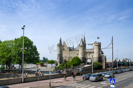 比利时安特卫普-2015 年 5 月 11 日：人们参观比利时安特卫普斯廷城堡。