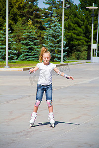 学习溜冰鞋的女孩