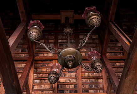 古董枝形吊灯挂在木屋里