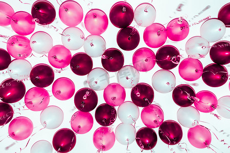 彩带装饰摄影照片_五颜六色的气球，粉红色，白色，红色，孤立的彩带