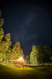 在被树木包围的星夜露营避难所