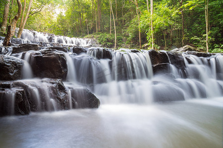 泰国萨武里萨姆兰瀑布国家公园美丽的深林瀑布