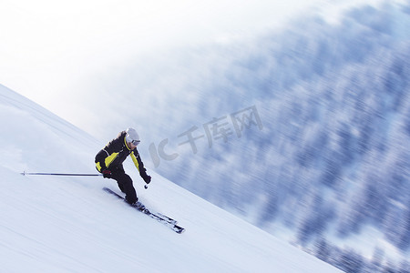 s型摄影照片_高山滑雪者