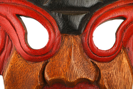 红色恶魔面具摄影照片_亚洲传统木制彩绘面具特写
