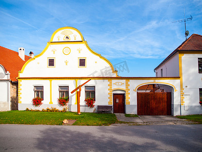 Holaso​​vice 风景如画的房子，拥有质朴巴洛克式建筑的小乡村。