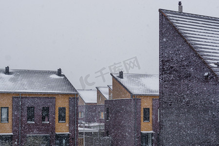 雪天，现代荷兰建筑背景下，现代房屋屋顶被雪覆盖