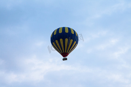热气球映衬着蓝天