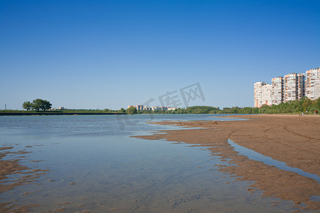 洪水泛滥摄影照片_在洪水泛滥的土地上建造多层现代房屋。