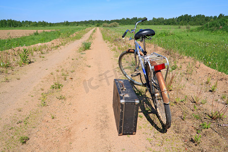乡背景摄影照片_乡村道路上的旧自行车